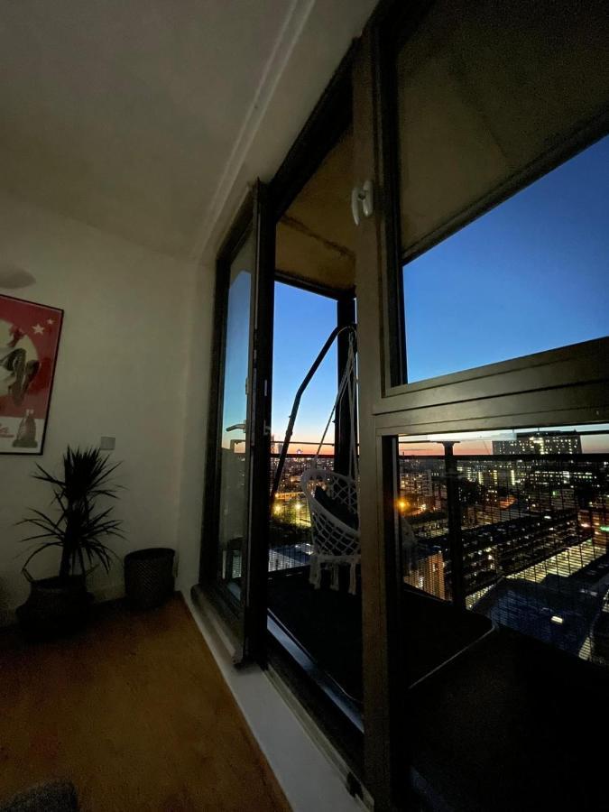 Whitechapel Two Bedroom Luxury Apartment - Free Private Parking - City Views Londra Dış mekan fotoğraf