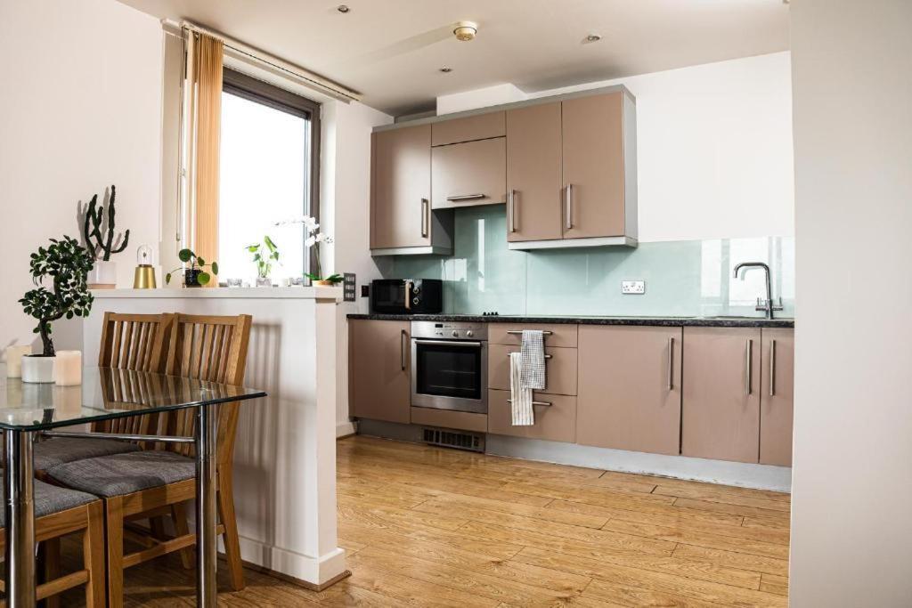Whitechapel Two Bedroom Luxury Apartment - Free Private Parking - City Views Londra Dış mekan fotoğraf