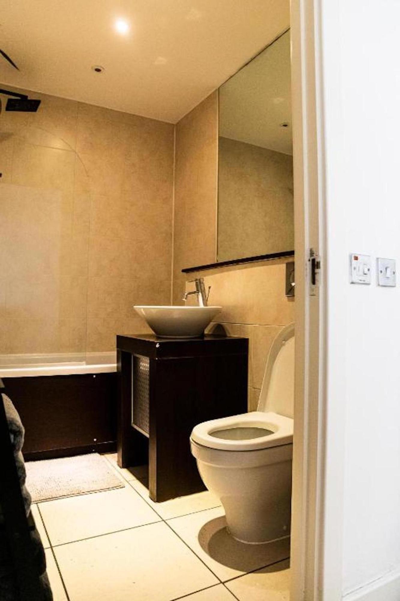 Whitechapel Two Bedroom Luxury Apartment - Free Private Parking - City Views Londra Dış mekan fotoğraf