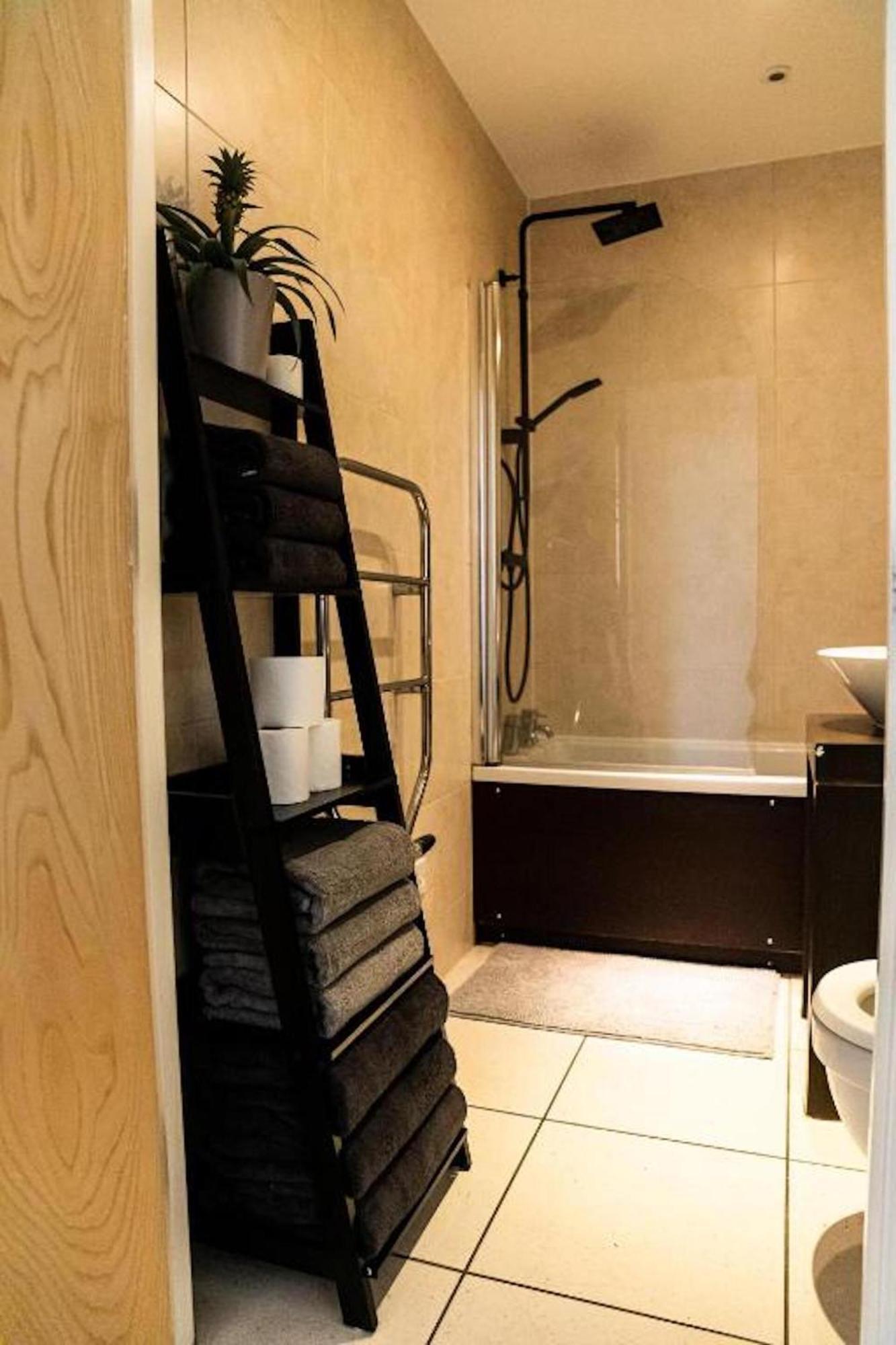 Whitechapel Two Bedroom Luxury Apartment - Free Private Parking - City Views Londra Dış mekan fotoğraf